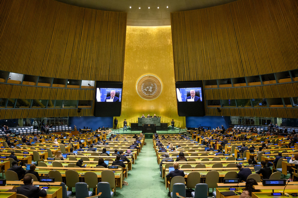 Mahmoud Abbas (on screens), President of the State of Palestine, addresses the general debate of the General Assembly’s eightieth session.